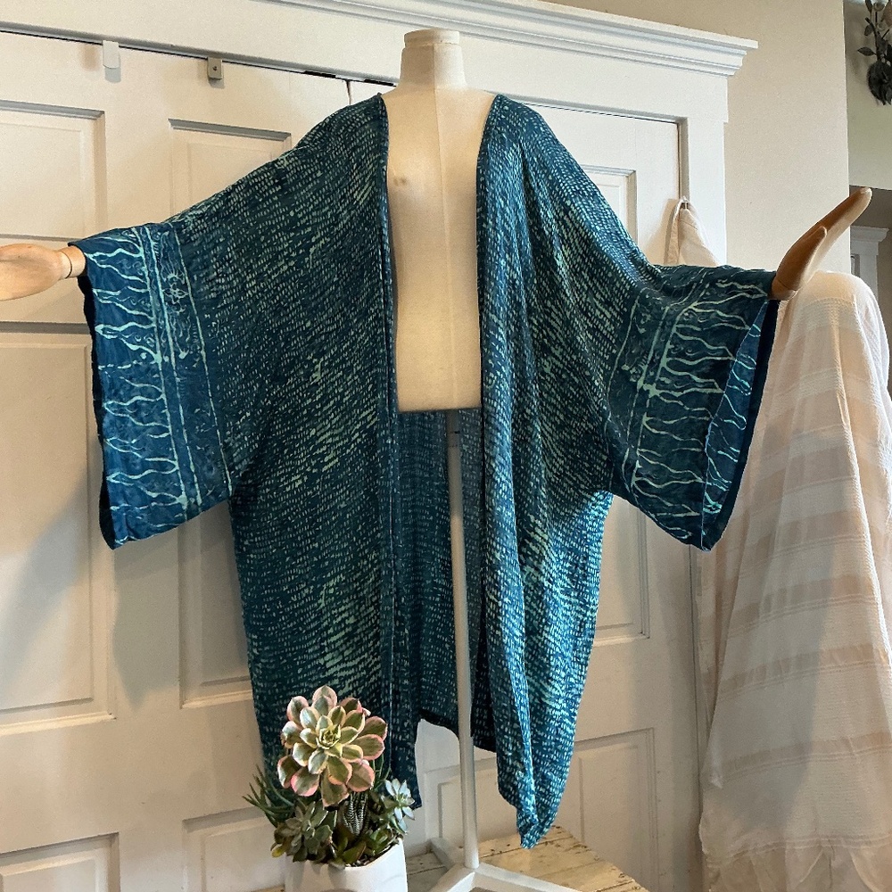 Stunning kimono with aqua and teal colors in excellent condition
